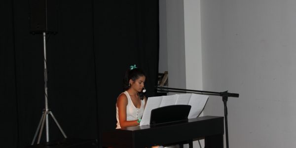 profesora tocando el piano