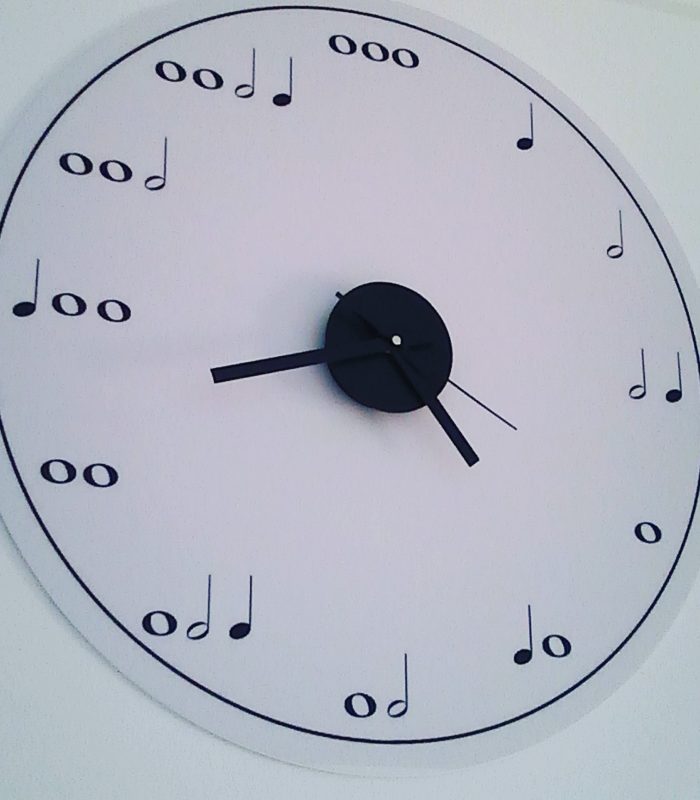 reloj con notas musicales
