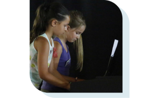 niñas tocando el piano